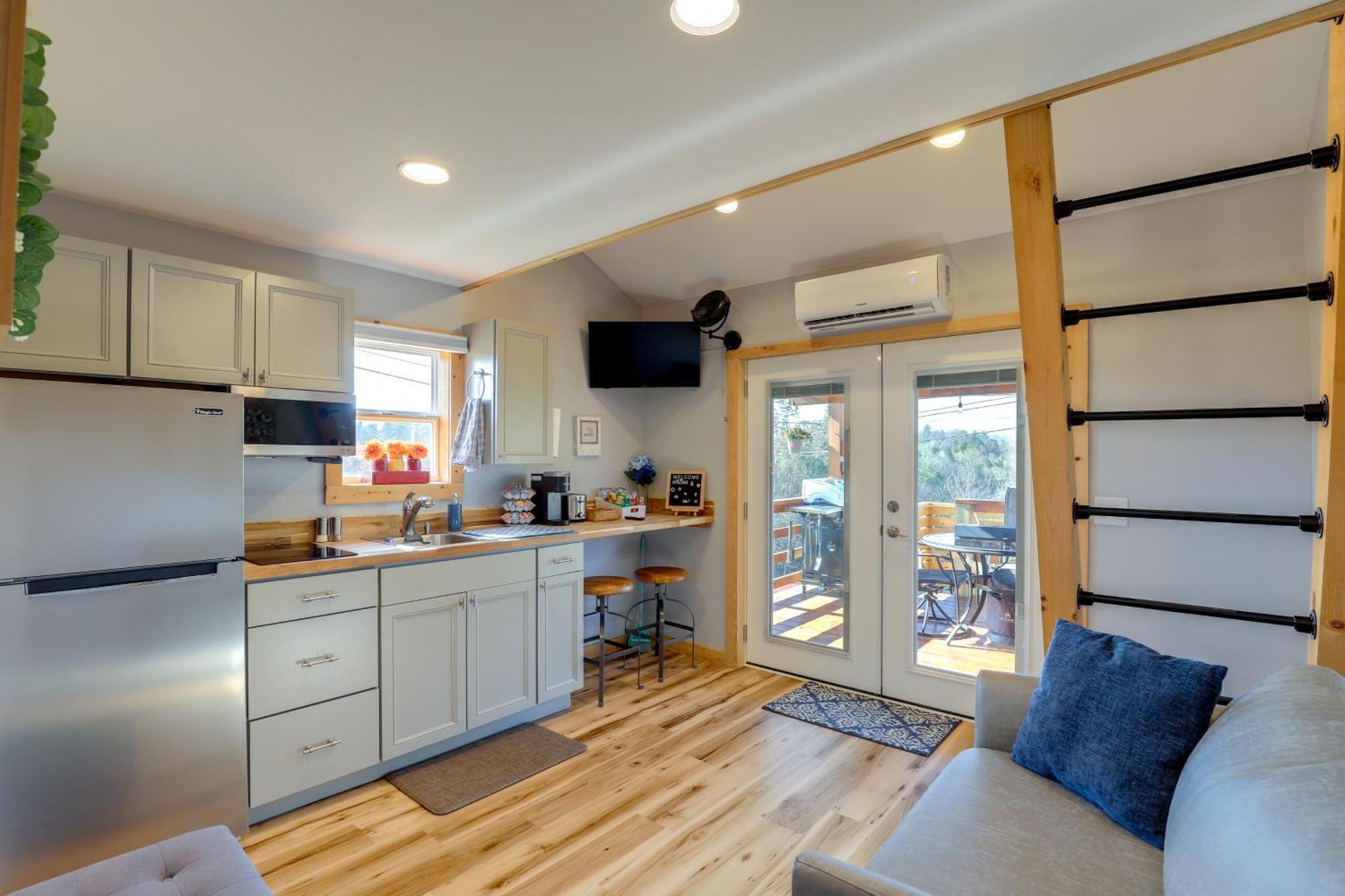 Marshall Studio With Loft, Hot Tub And Views! Eksteriør billede